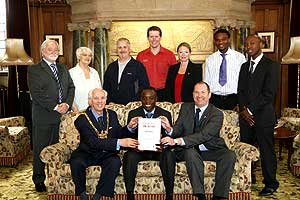 The Lord Mayor awards Amevi Kouassi the first ever bravery award from the City Council.