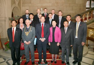Meeting the President of the Chinese Olympic Committee and other guests in the Town Hall 